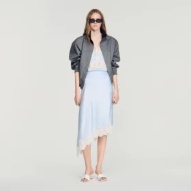 Asymmetrischer Satinrock mit Spitze