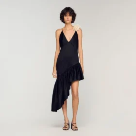 Asymmetrisches Rüschenkleid mit Blumenverzierung