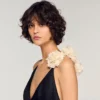 Asymmetrisches Rüschenkleid mit Blumenverzierung