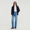 Ausgestellte, verwaschene Jeans