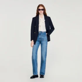 Ausgestellte, verwaschene Jeans