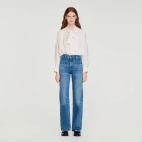 Ausgestellte, verwaschene Jeans
