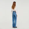 Ausgestellte, verwaschene Jeans