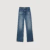 Ausgestellte, verwaschene Jeans