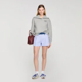 besticktes Sweatshirt mit geschlitztem Ausschnitt