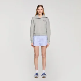 besticktes Sweatshirt mit geschlitztem Ausschnitt
