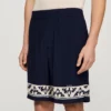 Fliessende Shorts mit Kontrastmuster