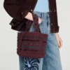 Gehäkelte Tasche mit Perlenverzierung