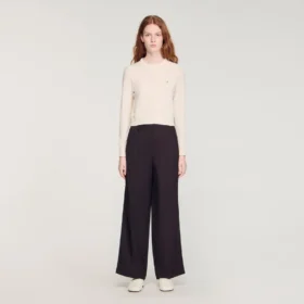 Gepolsterte, kurz geschnittene Strickjacke mit Rundhalsausschnitt