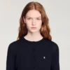 Gepolsterte, kurz geschnittene Strickjacke mit Rundhalsausschnitt