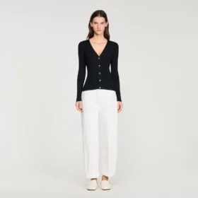 Gerippte Strickjacke mit ausgefallenen Knöpfen