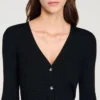 Gerippte Strickjacke mit ausgefallenen Knöpfen