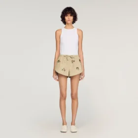 Gestreifte Shorts mit Blumenstickerei