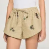 Gestreifte Shorts mit Blumenstickerei
