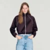 Kurze, bestickte Satinjacke