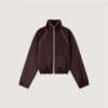 Kurze, bestickte Satinjacke