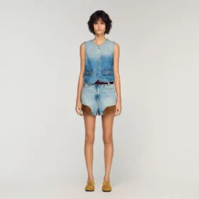 Kurze Jeansweste mit Nieten