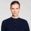 Kurze Strickjacke aus strukturiertem Strick