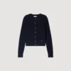 Kurze Strickjacke aus strukturiertem Strick