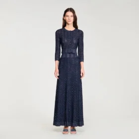 Kurze Strickjacke mit Strassverzierung