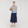 Kurzes gestreiftes T-Shirt mit Perlenbesatz am Kragen