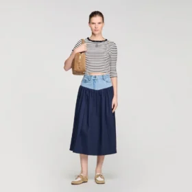 Kurzes gestreiftes T-Shirt mit Perlenbesatz am Kragen