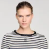 Kurzes gestreiftes T-Shirt mit Perlenbesatz am Kragen