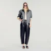Lederhose mit ausgestelltem Bein