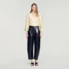 Lederhose mit ausgestelltem Bein