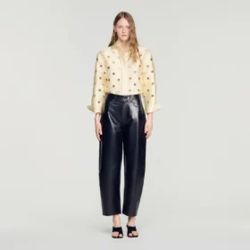 Lederhose mit ausgestelltem Bein