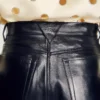 Lederhose mit ausgestelltem Bein