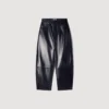 Lederhose mit ausgestelltem Bein