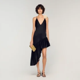 Asymmetrisches Rüschenkleid mit Blumenverzierung