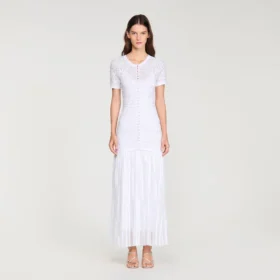 Maxikleid aus gestricktem Stoff mit Perlenverzierung
