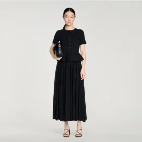 Maxikleid aus Strick mit Schößchen