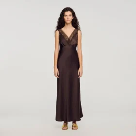 Maxikleid mit Spitzenkragen