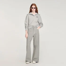 Mit Strasssteinen verzierte Jeans