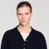Pullover mit mehrlagigem Kragen und Metallknöpfen