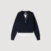 Pullover mit mehrlagigem Kragen und Metallknöpfen