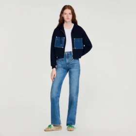 Sweatshirt aus Strick und Jeans
