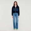 Sweatshirt aus Strick und Jeans