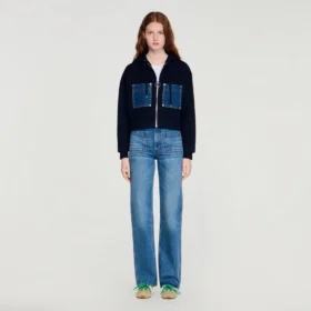 Sweatshirt aus Strick und Jeans