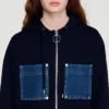 Sweatshirt aus Strick und Jeans