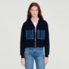 Sweatshirt aus Strick und Jeans