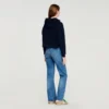 Sweatshirt aus Strick und Jeans
