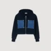 Sweatshirt aus Strick und Jeans