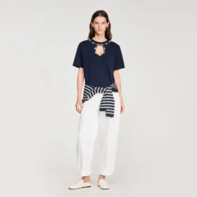 T-Shirt mit Strass-Ausschnitt
