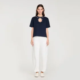 T-Shirt mit Strass-Ausschnitt