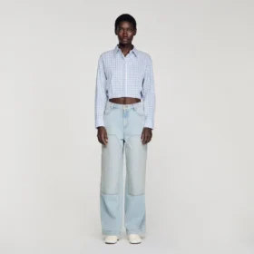 Verwaschene Straight-Jeans mit Kristall-Patch