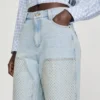Verwaschene Straight-Jeans mit Kristall-Patch